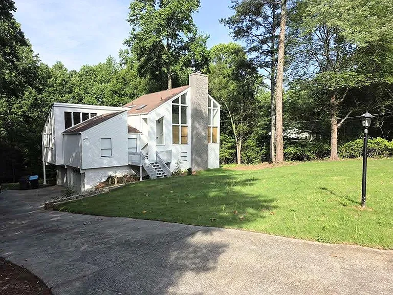 1411 E Shiloh Trl NW — Photo 2