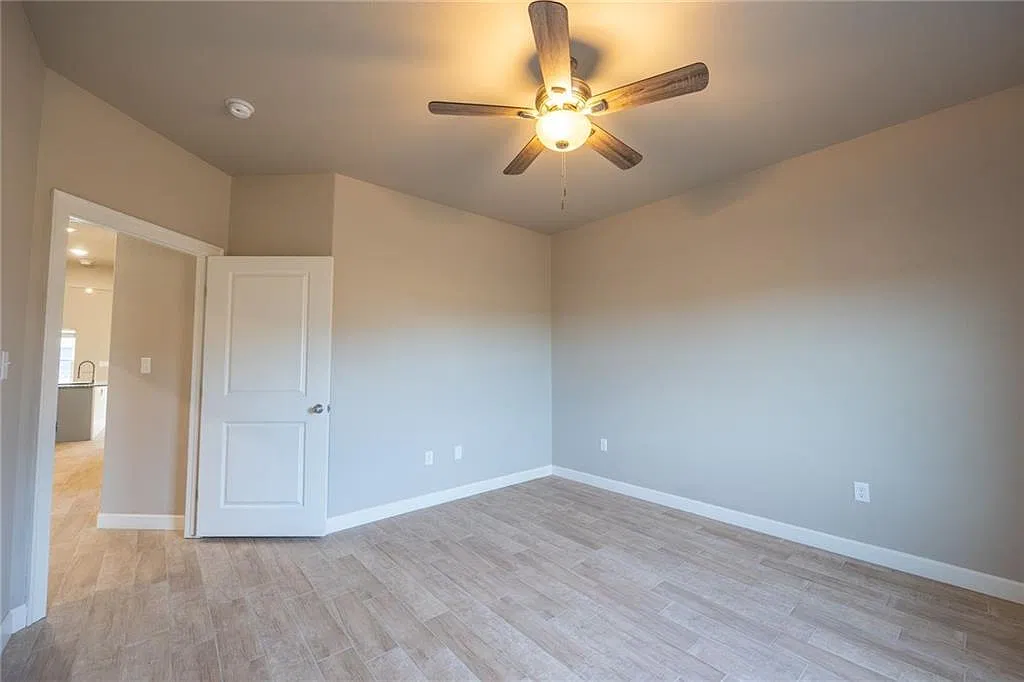 812 Valley Oaks Ln - P — Photo 3