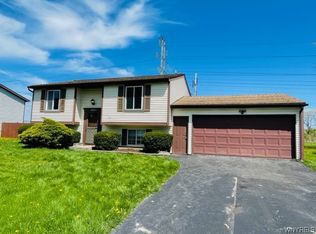 6621 Royal Pkwy N, Lockport, NY 14094