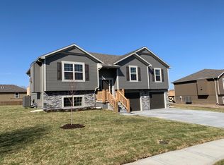400 NE 192nd Ter, Smithville, MO 64089