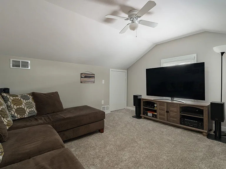 23128 Olmstead St — Photo 16