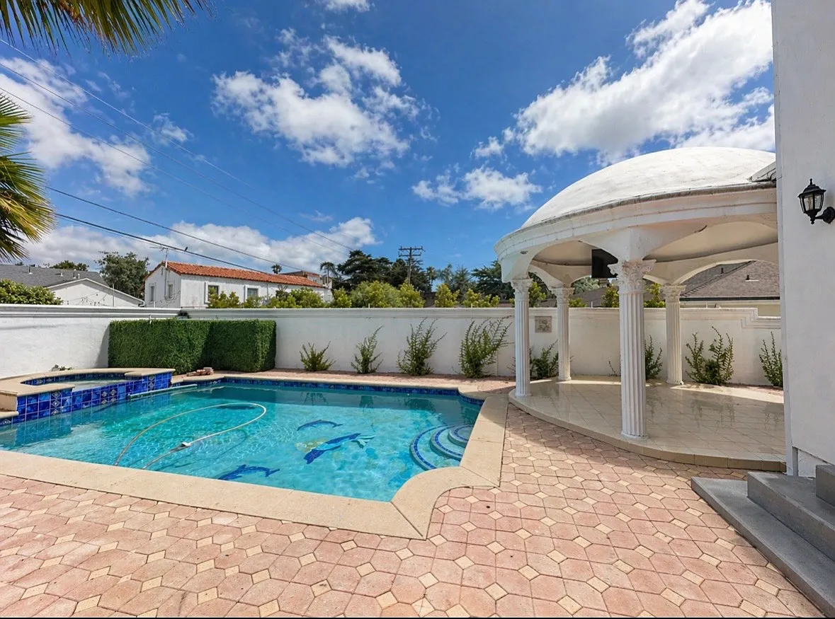 5 bed, 3300 sqft, $20,350 — Photo 2