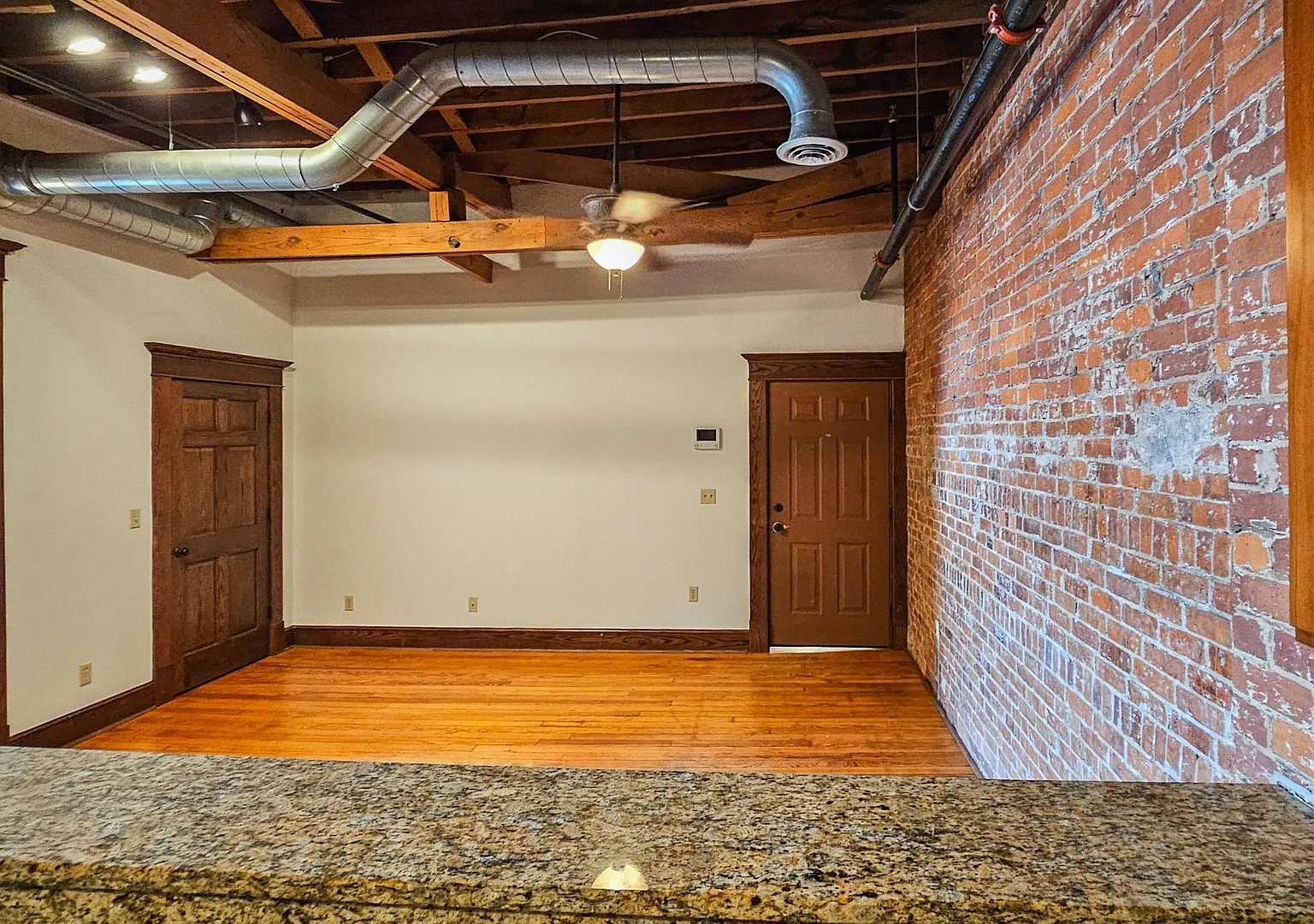 111 W 7th St Downtown Student Apartments Near IU — Photo 4