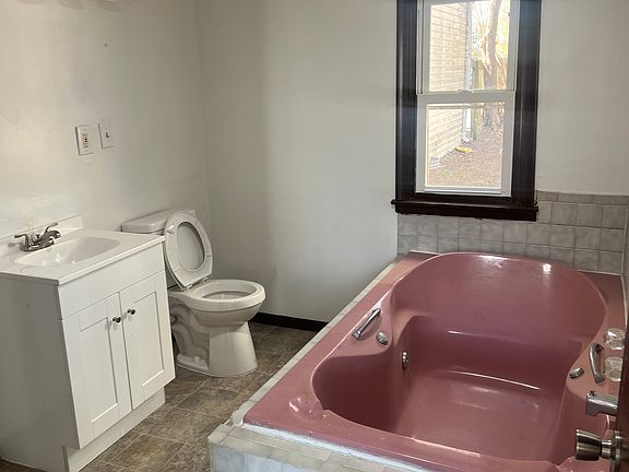 3rd image of 418 N West St