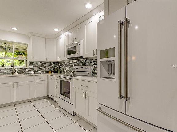 5th image of 222 Arlington Ave E