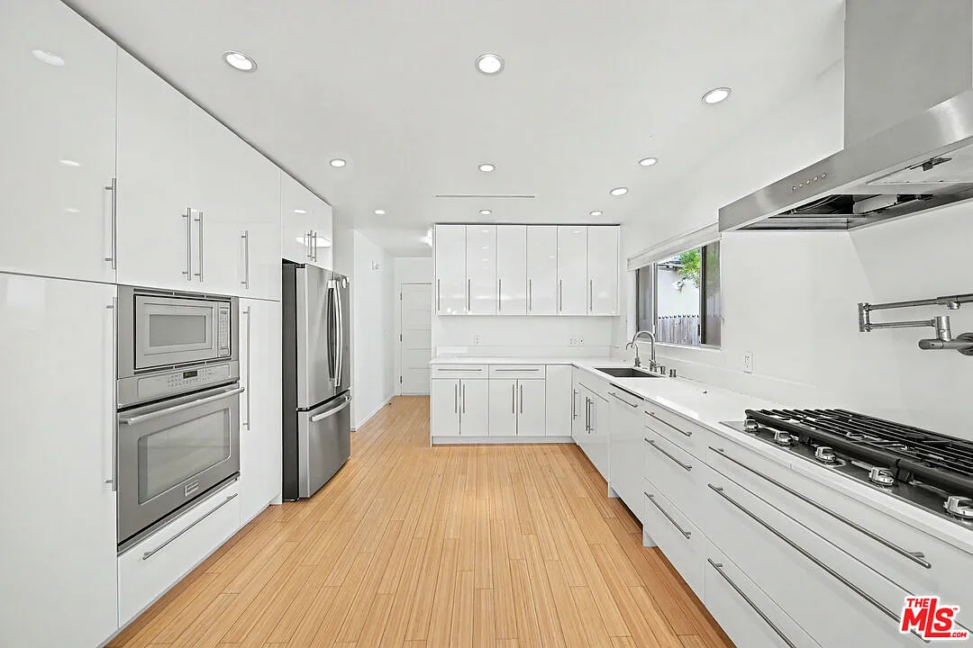 3 bed, 3.0 bath, 2200 sqft, $9,995 — Photo 4