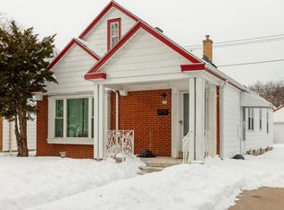 712 E Hampton Rd, Whitefish Bay, WI 53217