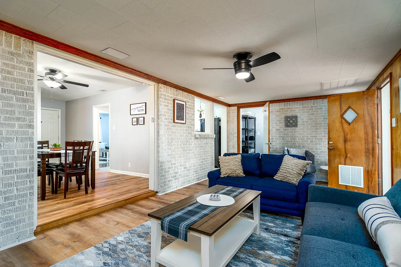4 bed, 1.5 bath, 1900 sqft, $3,800 — Photo 3