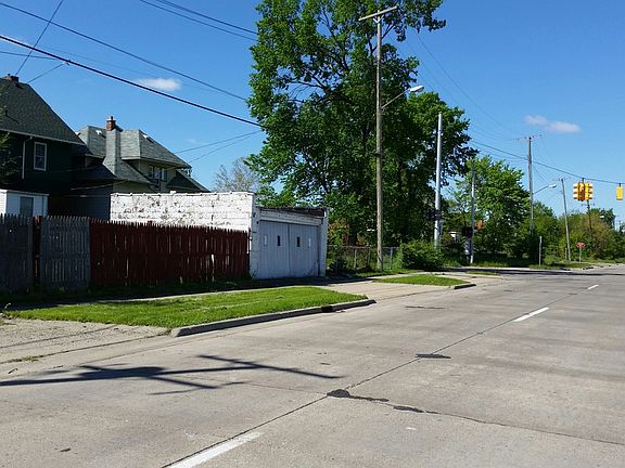 4th image of 160 Waverly St