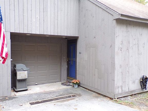 4th image of 111 Coburn Woods #164
