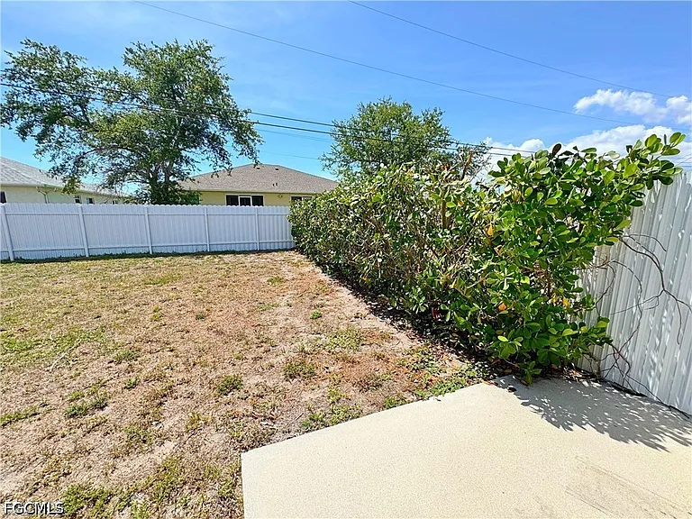 1022 NE 8th Pl — Photo 4