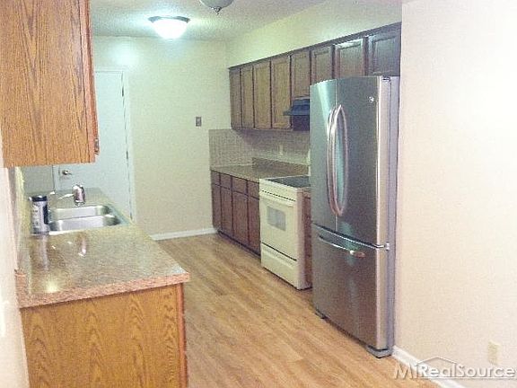 4th image of 22727 Garfield St