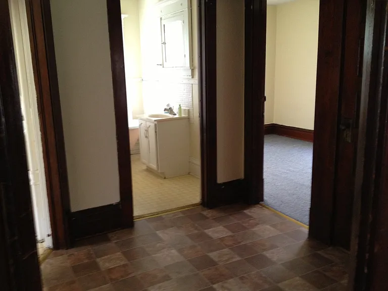 518 1/2 Locust St — Photo 3