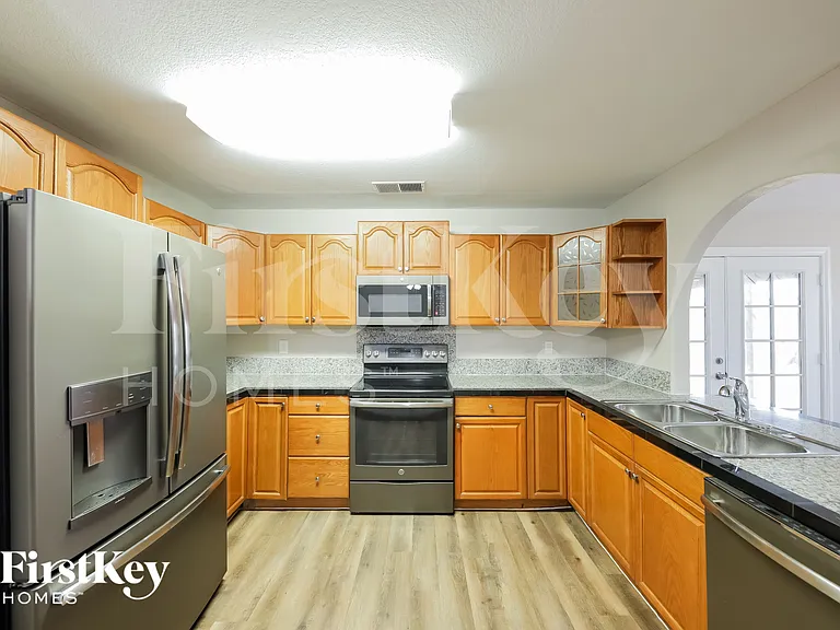 1419 W Ross Ave — Photo 5