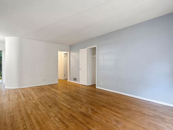 4th image of 720 S Plymouth Blvd APT 16