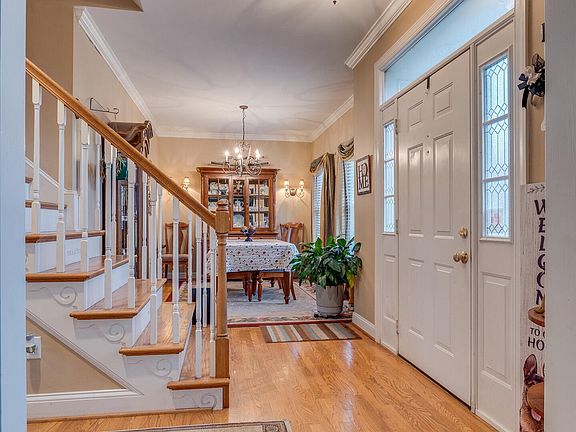 4th image of 107 Emerald Chase Cir