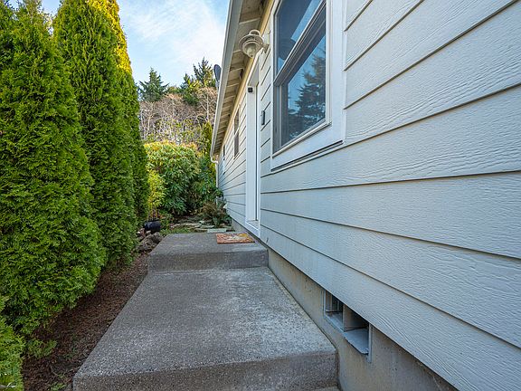 3rd image of 522 SE Neptune Ave
