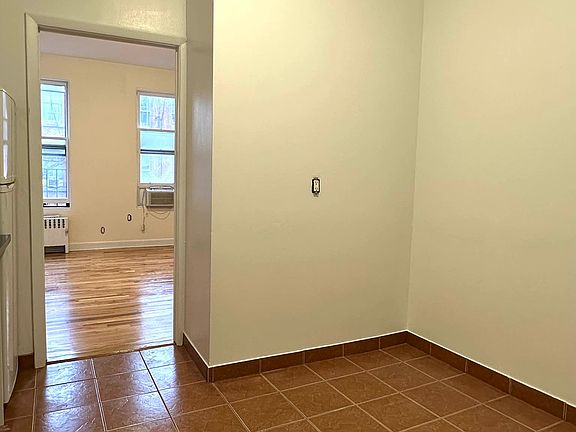 5th image of 117 Christopher St APT 12