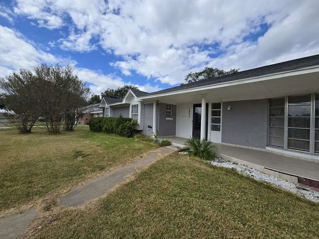 3 bed, 2.5 bath, 2047 sqft, $1,995 — Photo 1