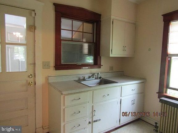 3rd image of 4907 Fox St