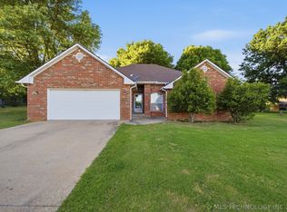 2203 E Fieldstone Ct, Okmulgee, OK 74447
