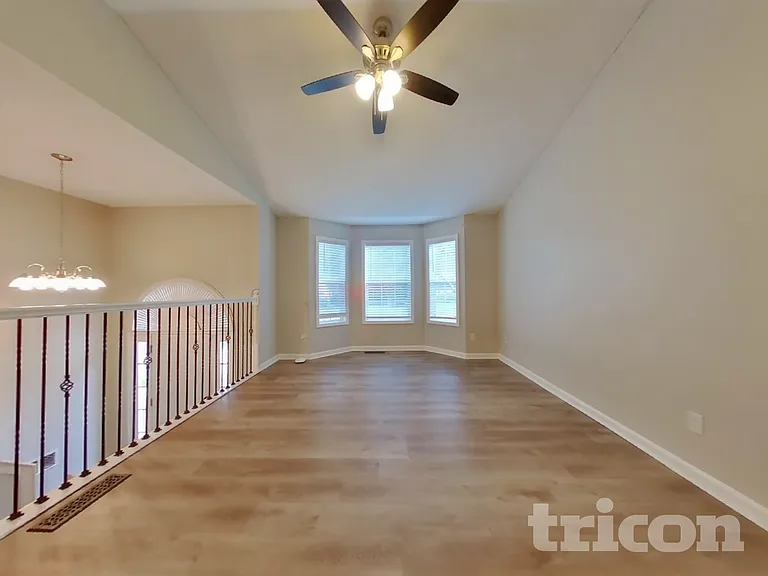 141 Fairfax Dr — Photo 2