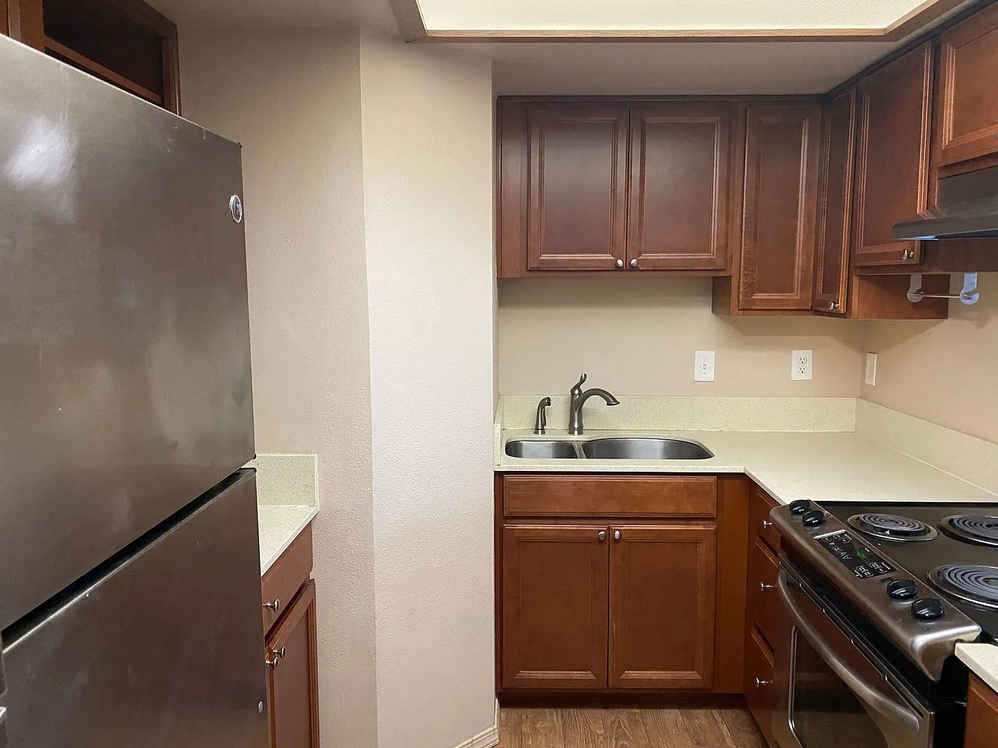 Royal Manor Apartments — Photo 3