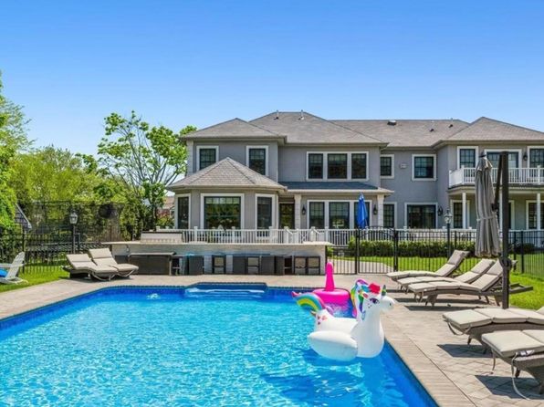 302 Hewlett Neck Rd #1