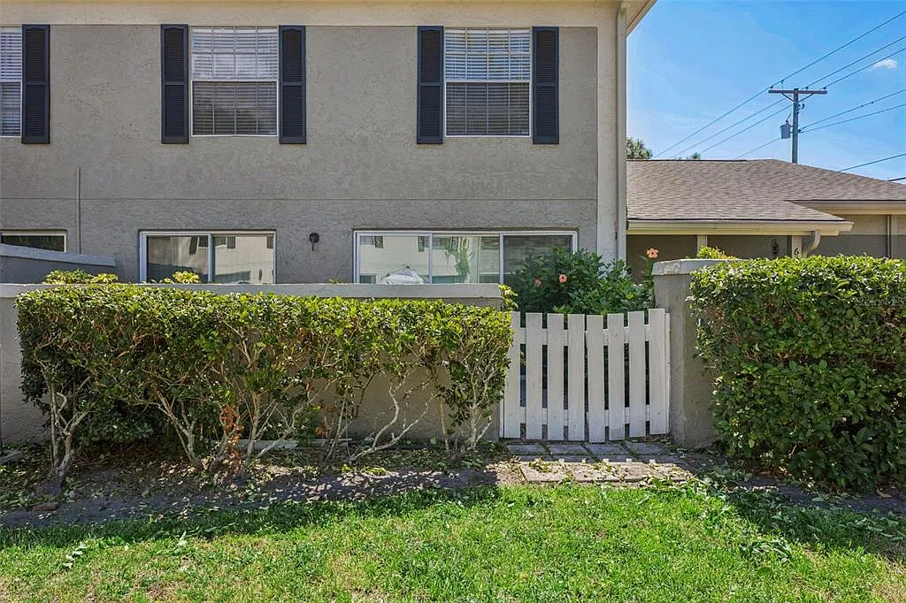2 bed, 1.5 bath, 1104 sqft, $1,600 — Photo 2
