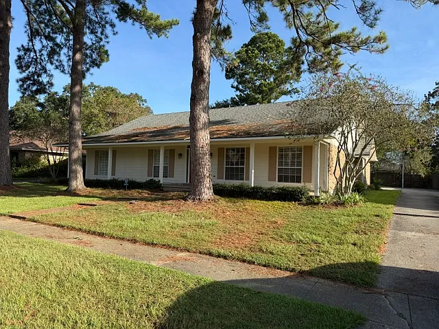 4 bed, 2.5 bath, 2200 sqft, $2,600 — Photo 2