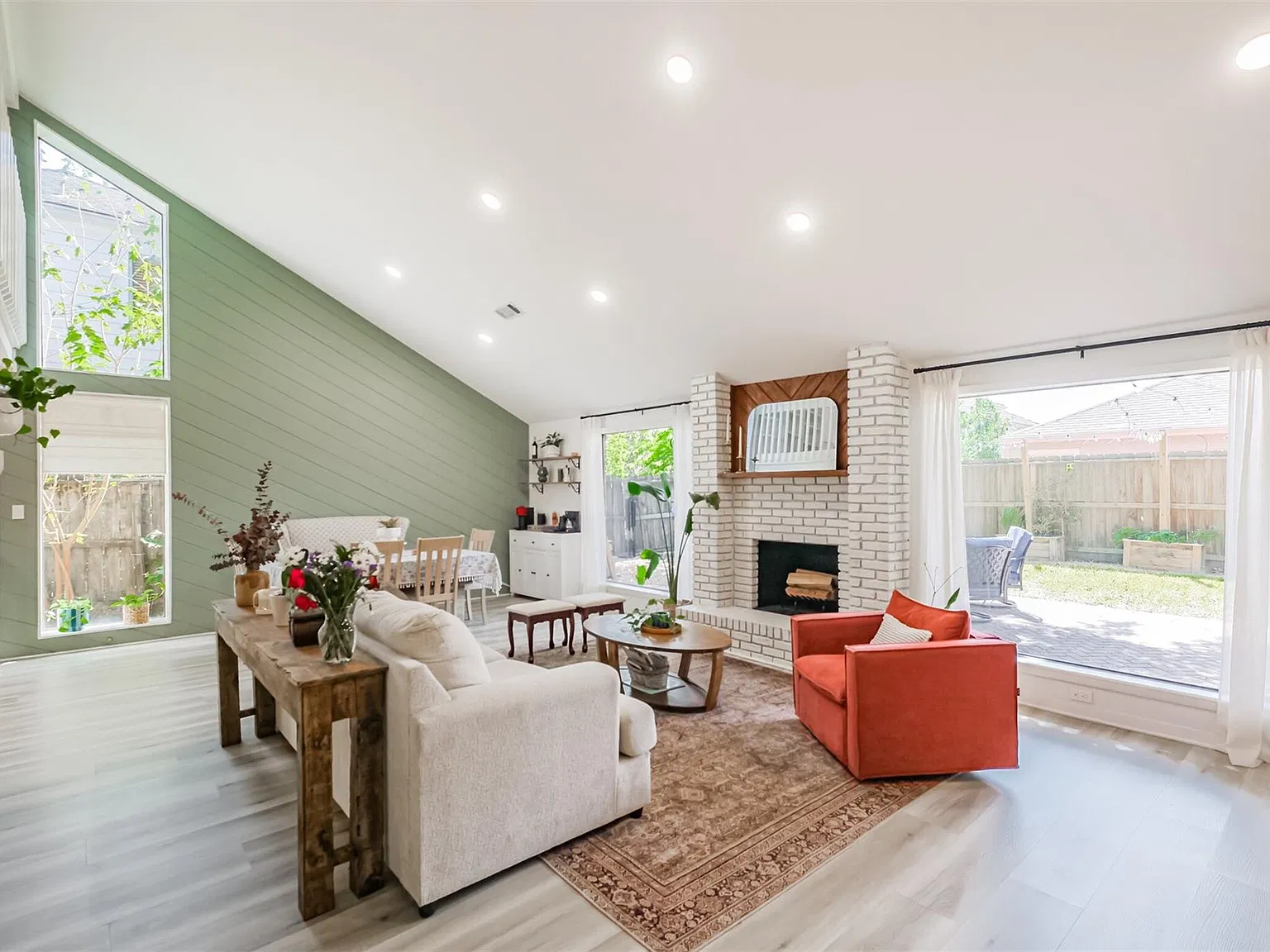 3 bed, 2.0 bath, 2660 sqft, $3,100 — Photo 3