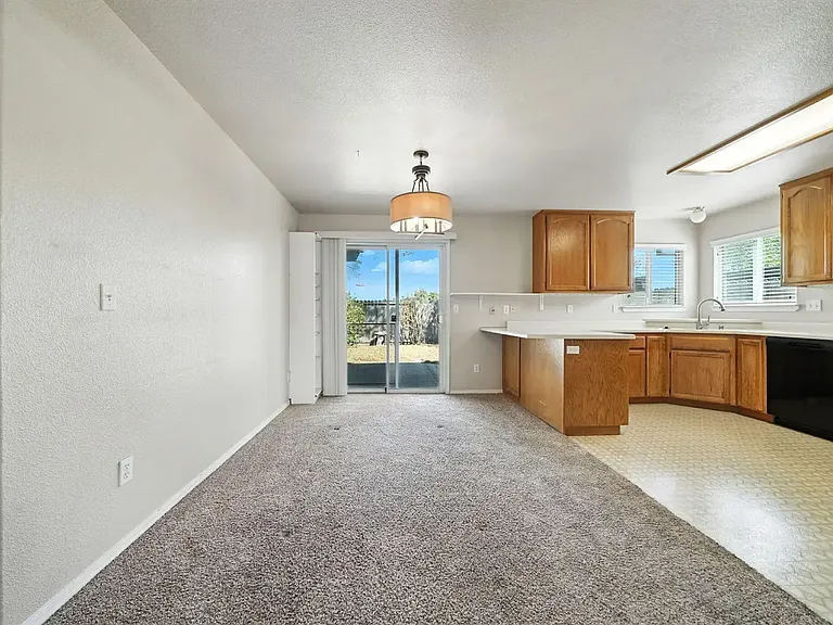 843 Montcrest Dr — Photo 3