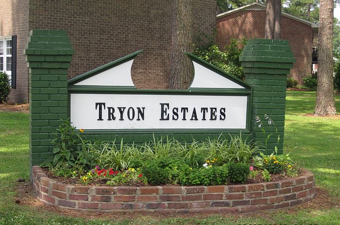 Tryon Estates Complex Sign