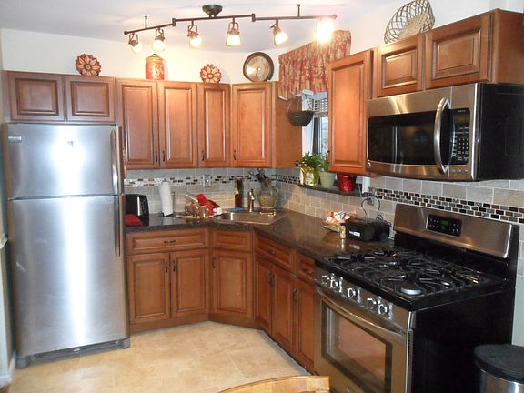 2nd image of 10 Meadow Ct