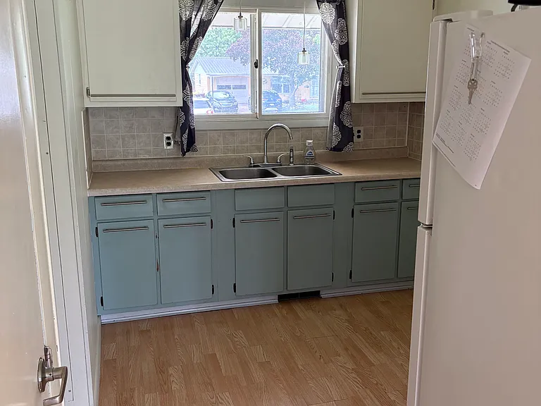 1140 Eastwood Dr — Photo 8
