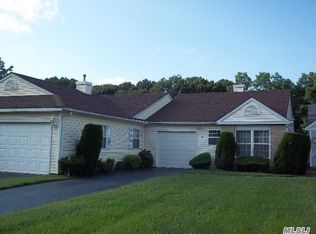 4 Pheasant Trl, Coram, NY 11727