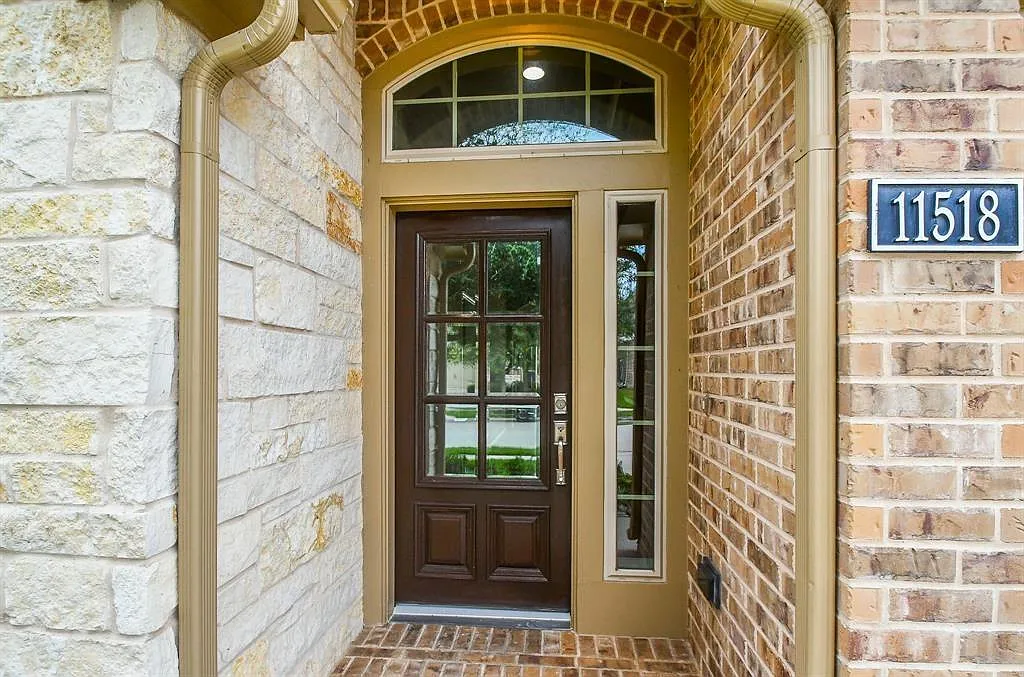3 bed, 2.0 bath, 2126 sqft, $2,400 — Photo 2
