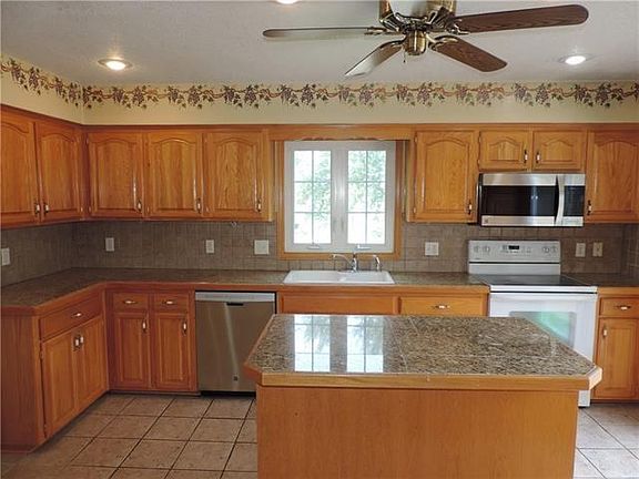 3rd image of 524 NW Brett Cir
