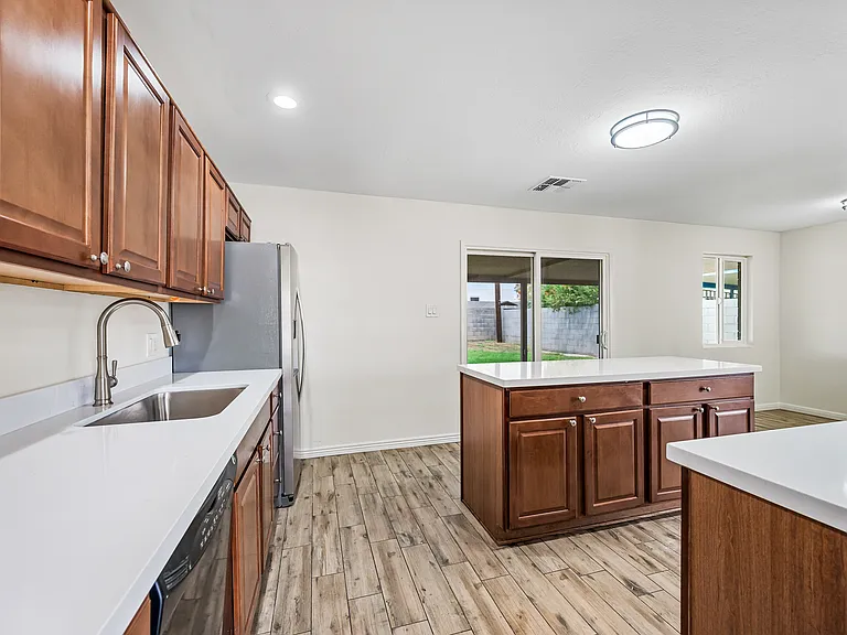 5924 W Seldon Ln — Photo 11