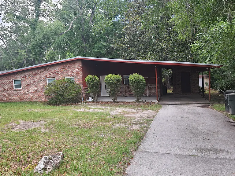 1815 Burns Dr — Photo 2