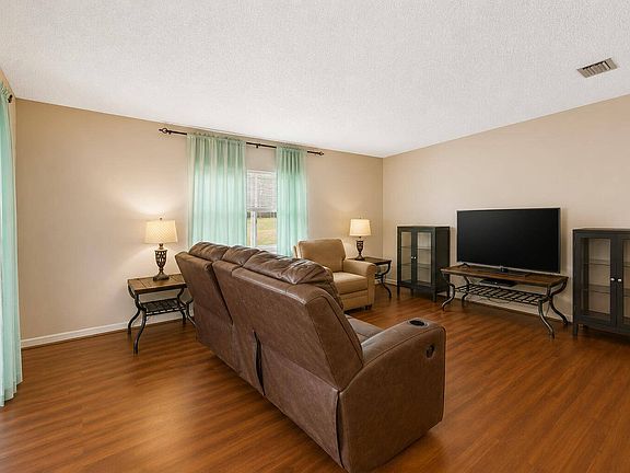 5th image of 6601D Lakewood Dr