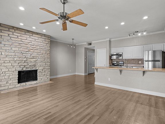 3rd image of 401 E Pearl St #16932080