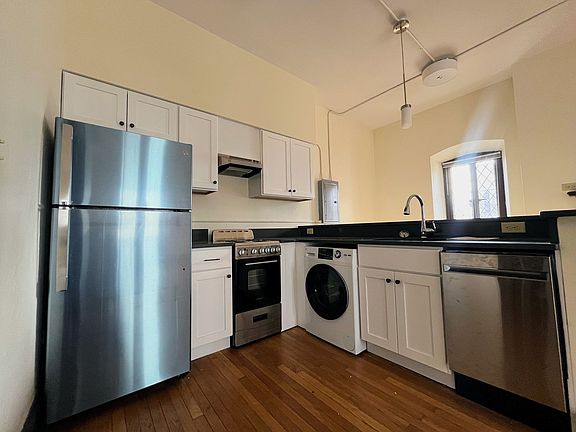 3rd image of 330 Linwood Ave #207