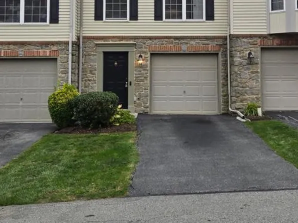 2702 Hunt Club Dr #2, York, PA 17402