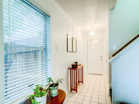 3rd image of 423 Willow West Dr