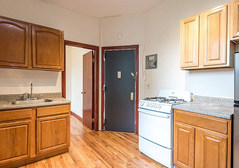 206 Scholes St #13 — Photo 13