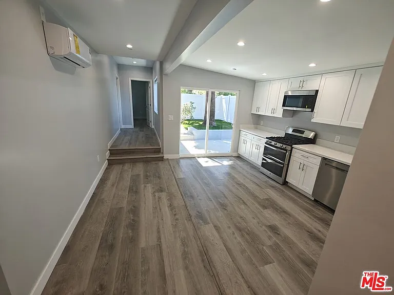 8617 Hatillo Ave — Photo 4