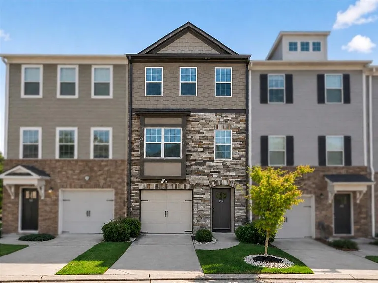 940 Society Cir SW — Photo 1