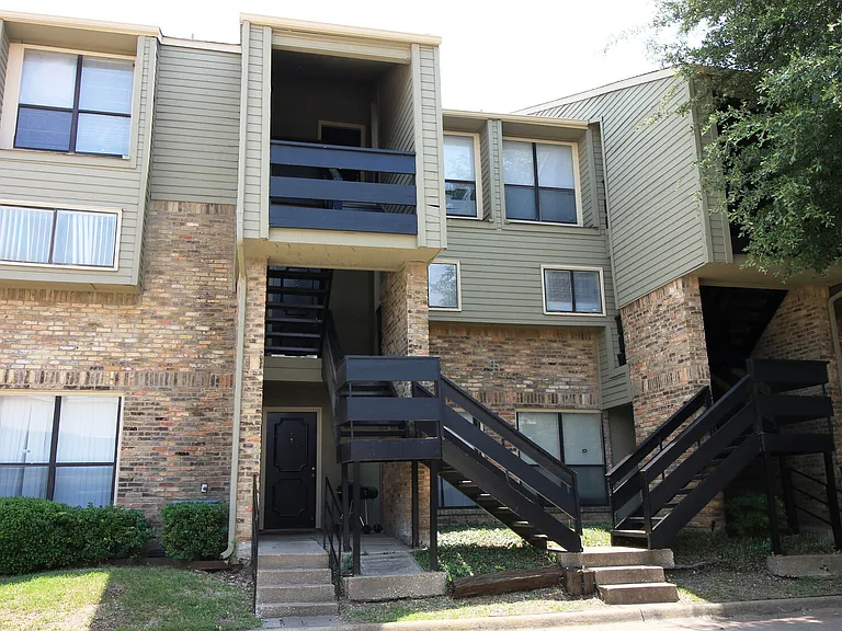Preston Racquet Club Apartments — Photo 23