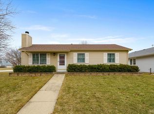 300 Basswood Dr, North Aurora, IL 60542